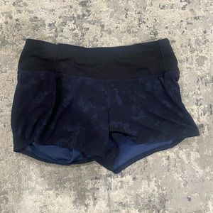 Lululemon size 4 speed up.  Navy print